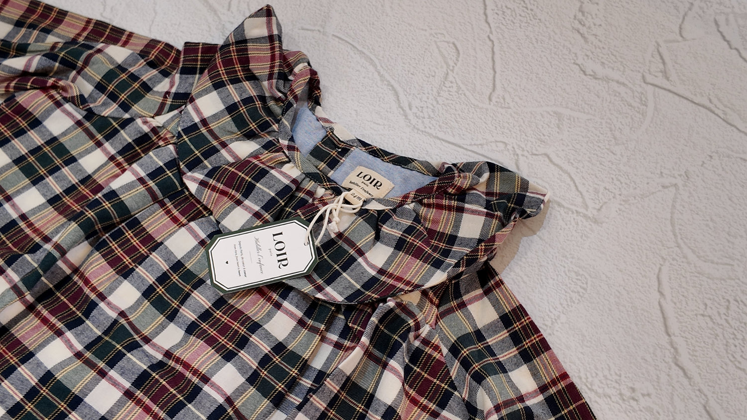 ニットにもスウェットにも似合う ― MARY / LOIR paris