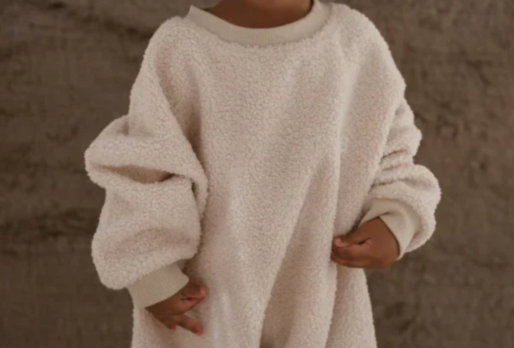 ふわふわに包まれる。クリーム色のもこもこロンパース