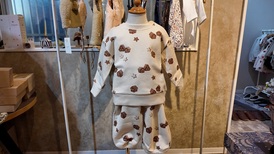 STUDIO BOHEME OURS SWEAT｜冬の物語を纏う一枚