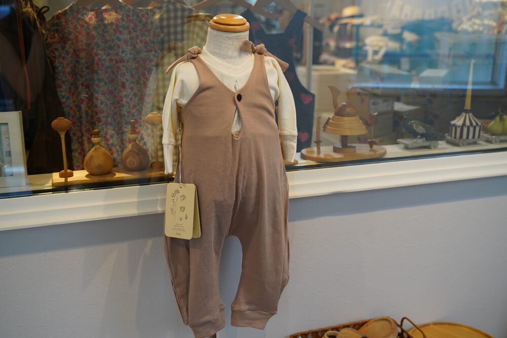 Mono Pimpinella – 成長に寄り添う、愛らしいリボンとやわらかな日常着