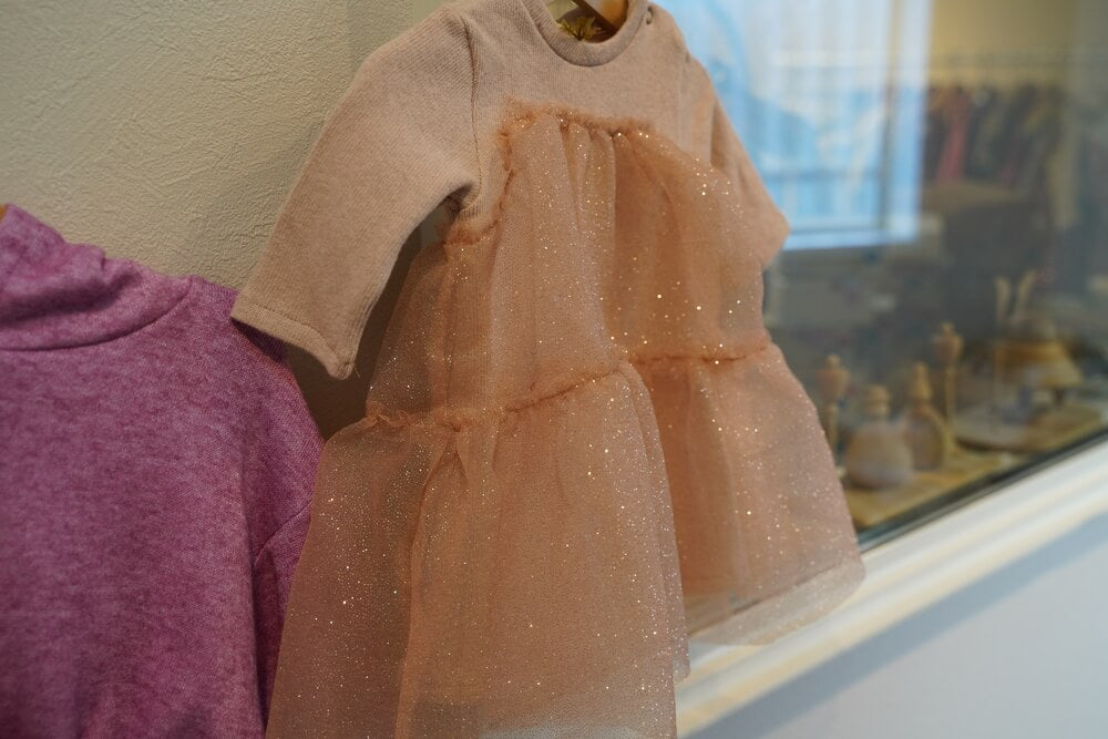 小さなきらめきを纏う―La Tittaのラメチュールワンピース