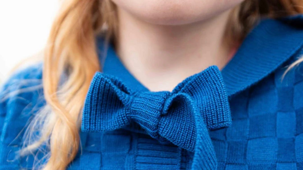 一枚で“きちんと可愛い”を叶える、タイ付き襟カーデ