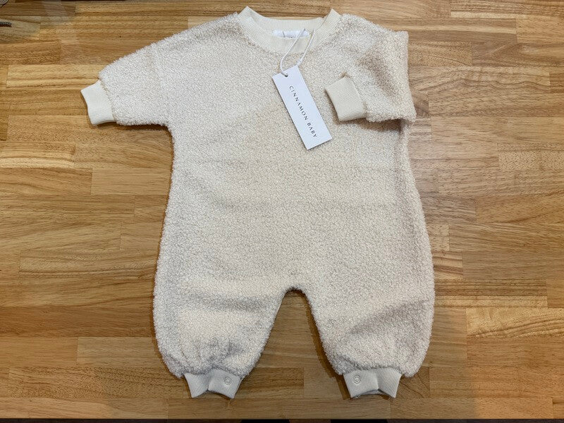 もこもこなのに室内でも着せやすい。cinnamon baby「Teddy Lounge Suit」