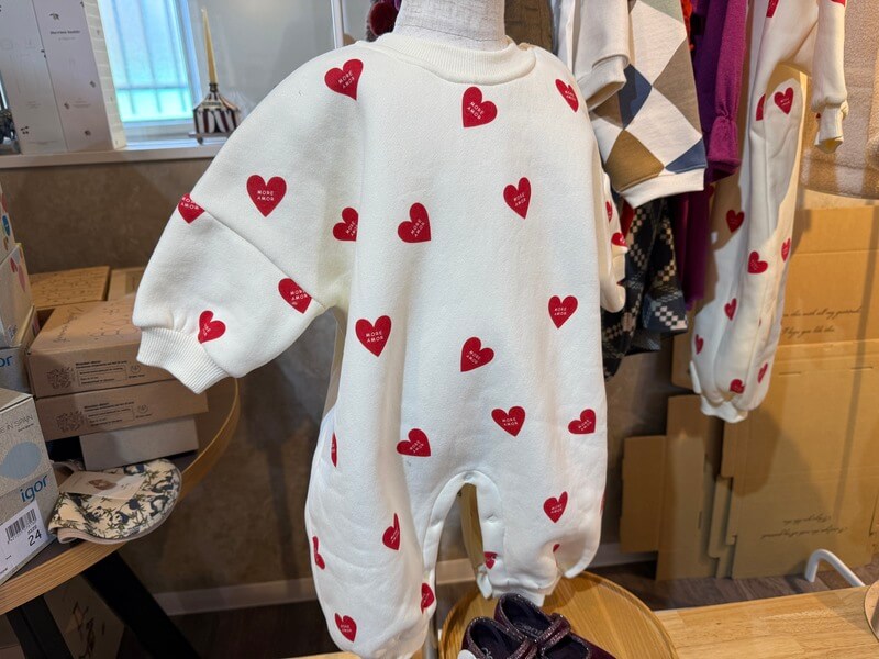 たくさんの“愛”を身にまとう。More Amor Lounge Suit｜cinnamon baby