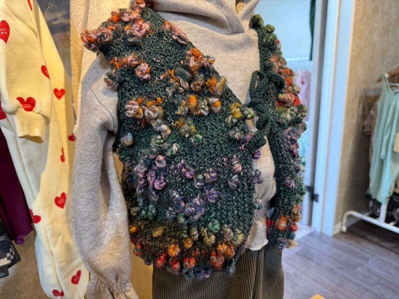 ひと目で特別。つぶつぶ糸が可愛い kalinka「Noor Vest」