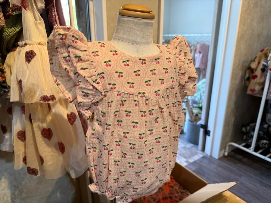 1枚で完成する可愛さ。Konges Sløjdのチェリーモチーフロンパース