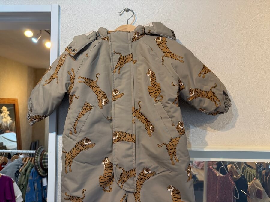 トラ柄が映える冬の主役｜Konges Sløjd NOHR スノースーツで楽しむ外遊び