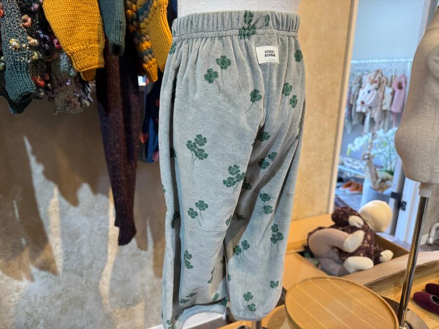STUDIO BOHEME】PORGY PANTS - GREY / CLOVERS｜クローバー柄でつくる、ゆるっと上品パンツ