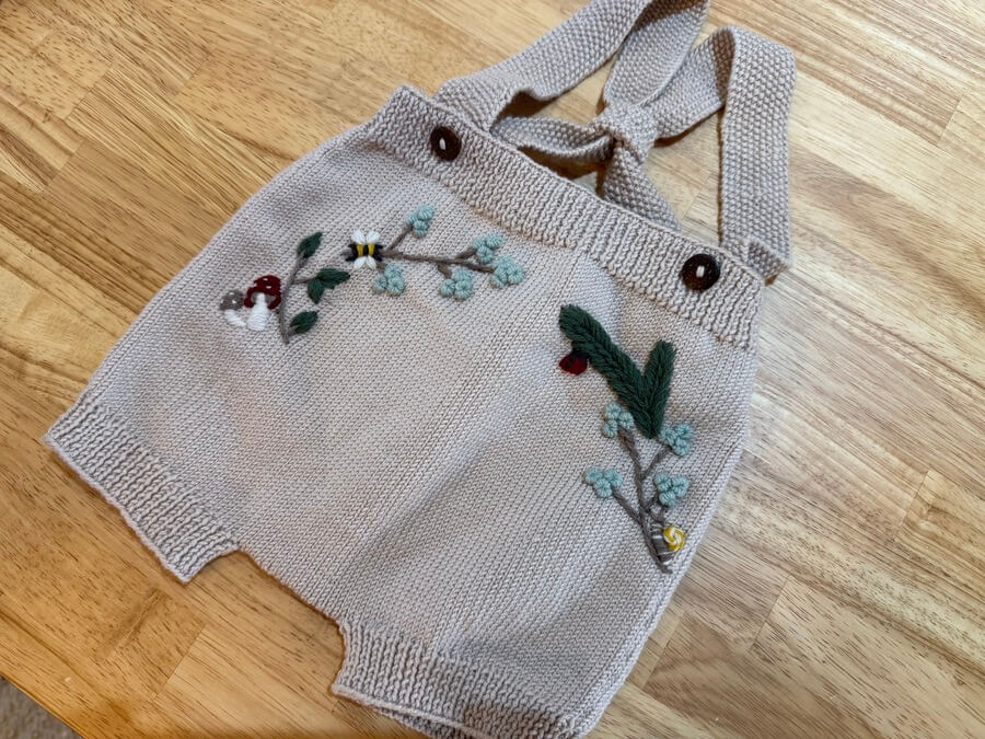 森の物語をまとう｜shirleybredal 手編みサスペンダーショーツの魅力