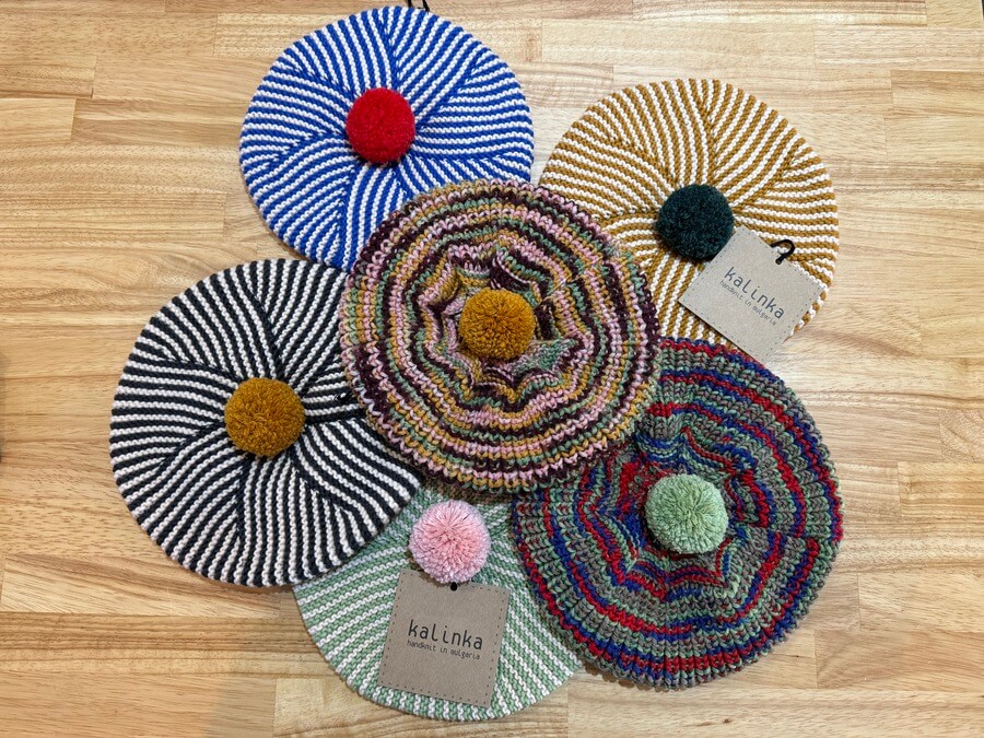 手編みならではの温もりが魅力のkalinkaベレーニット帽。Charcoal×Caramelの落ち着いた配色で、いつものコーデに物語を添えます。