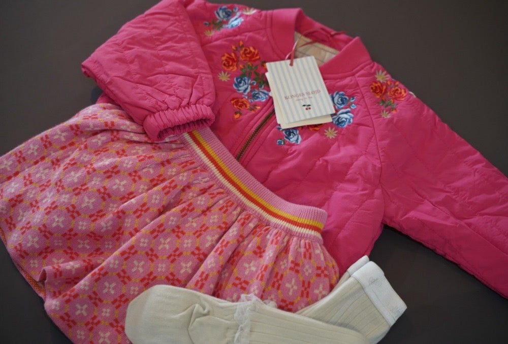 花刺繍のピンクジャケットで彩る、秋冬のお出かけコーデ