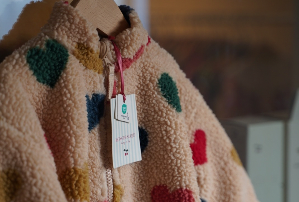 色とりどりのハートに包まれる、JODY TEDDY JACKET