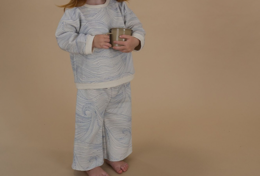 Seascapeの線で描く、静かな波と秋の空気