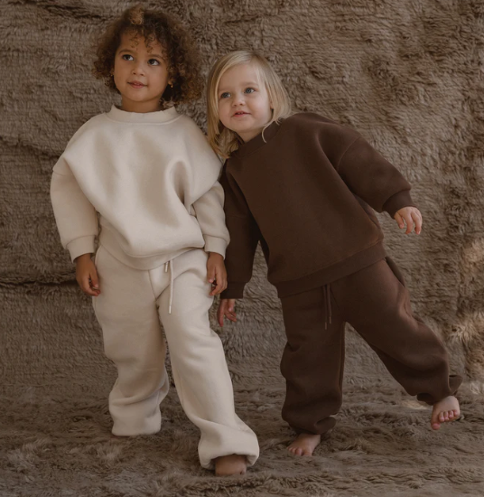 Logo Set - Chocolate 着用（全身）