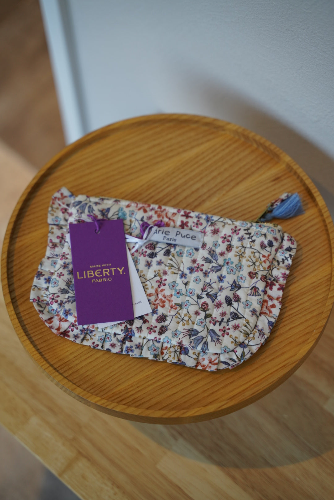 【Marie Puce】Pochette frou-frou en Liberty Donna Leigh Bleu