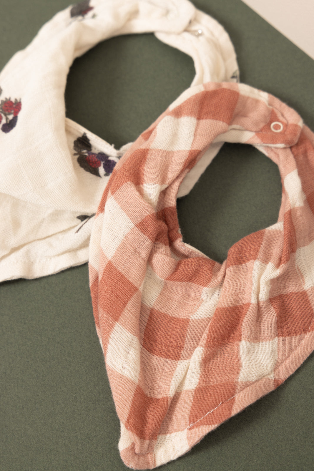 【STUDIO BOHEME】ABEL BANDANA BIB - ECRU / BLACKBERRIES