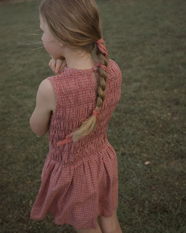 Son and Daughter Rami Dress 着用イメージ ハンドスモッキング刺繍