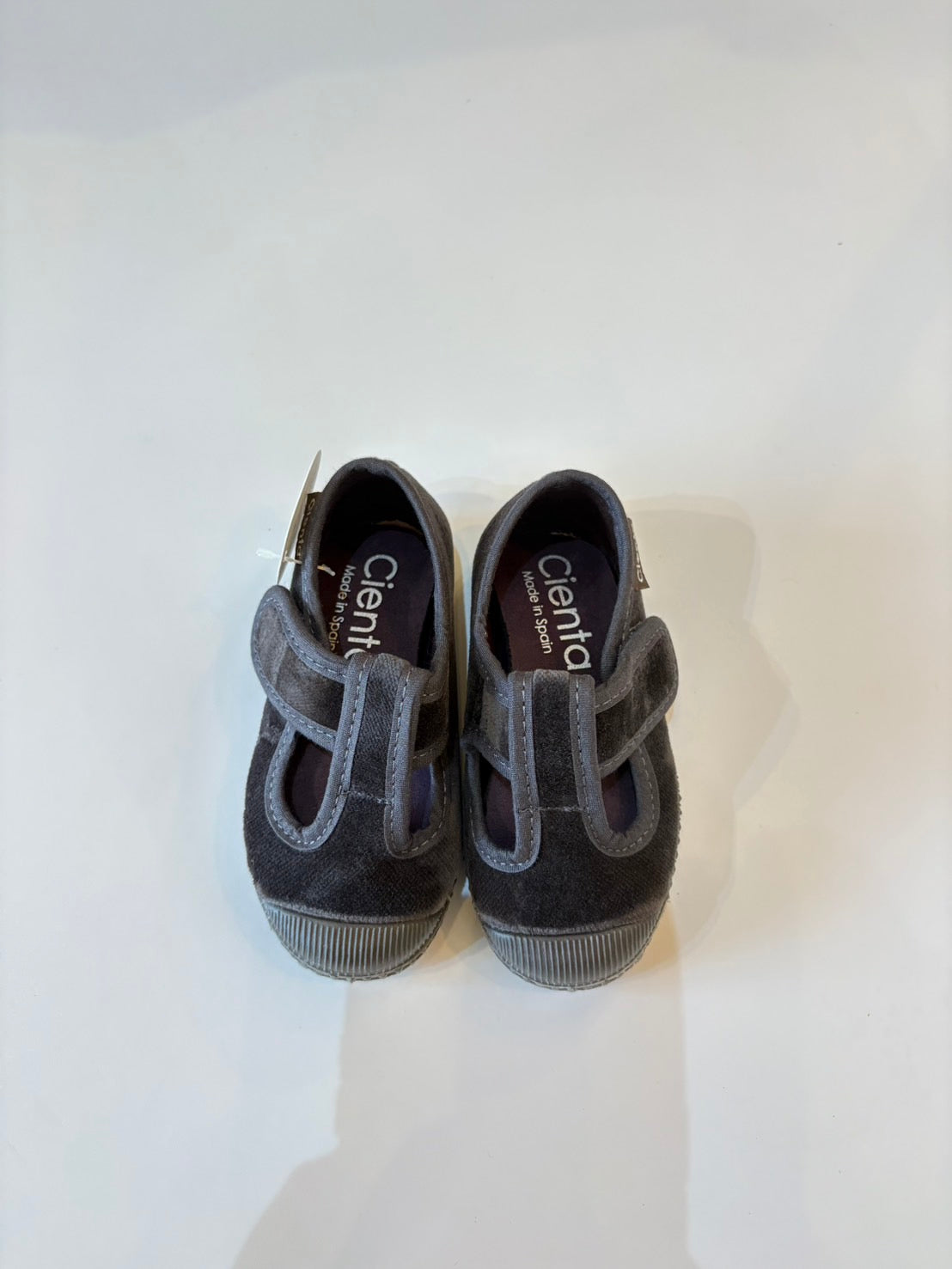 【cienta】Tストラップ/velour Gray(977-075)