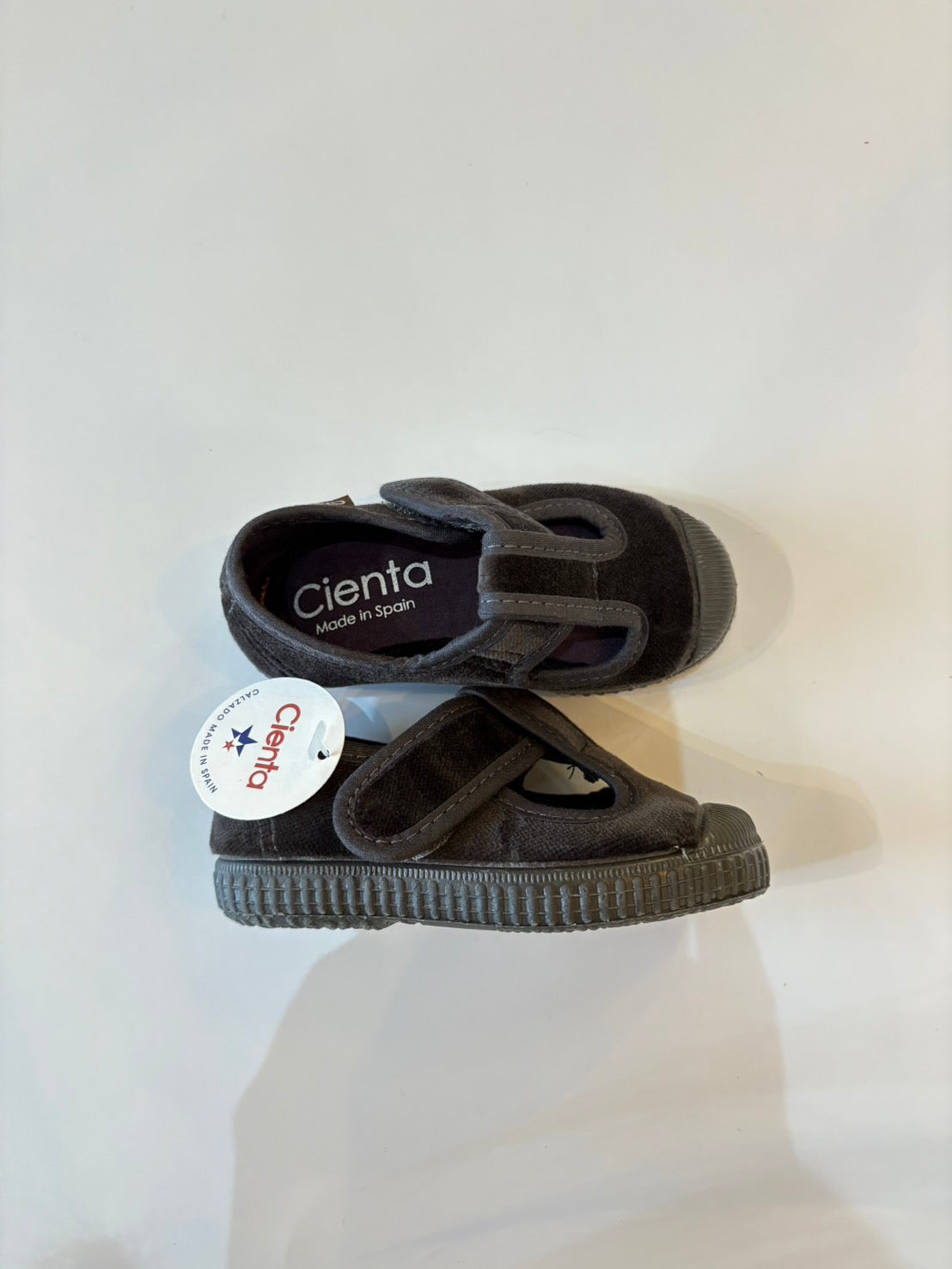 【cienta】Tストラップ/velour Gray(977-075)