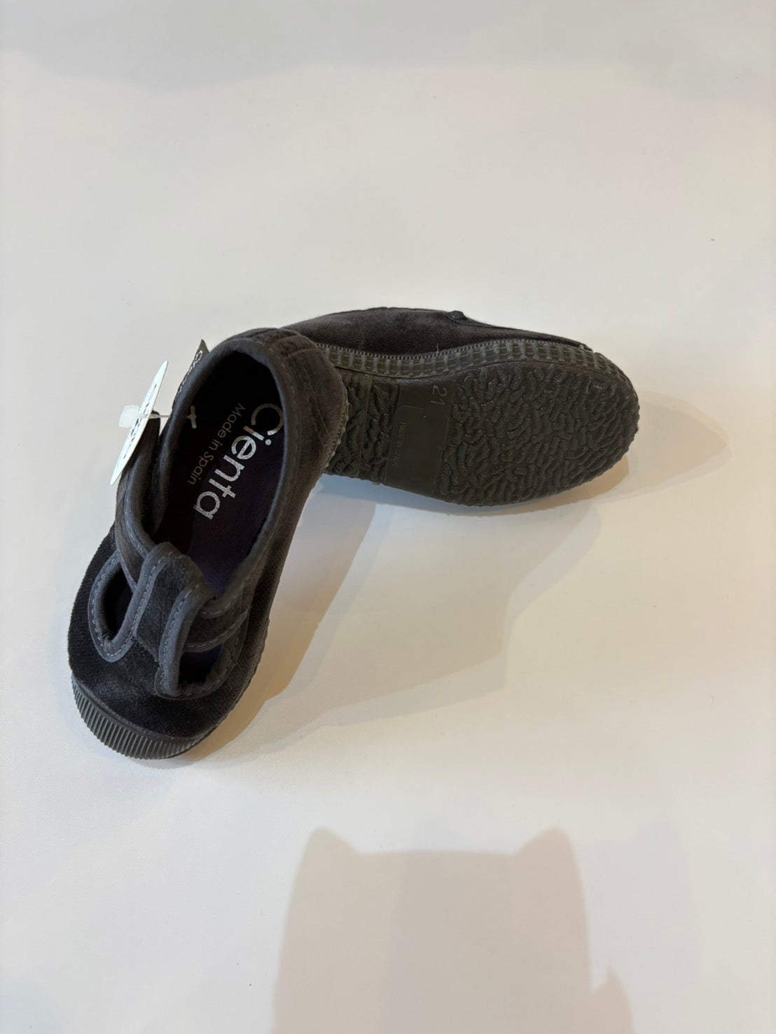 【cienta】Tストラップ/velour Gray(977-075)
