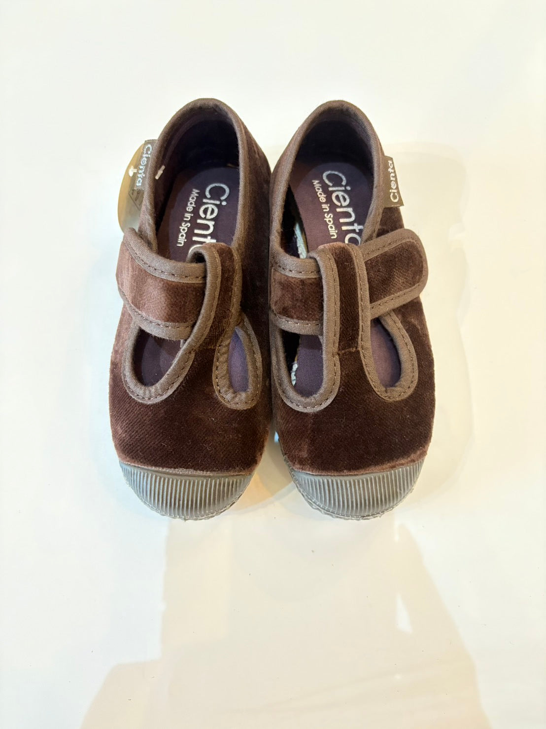 【cienta】Tストラップ/velour Brown(977-075)