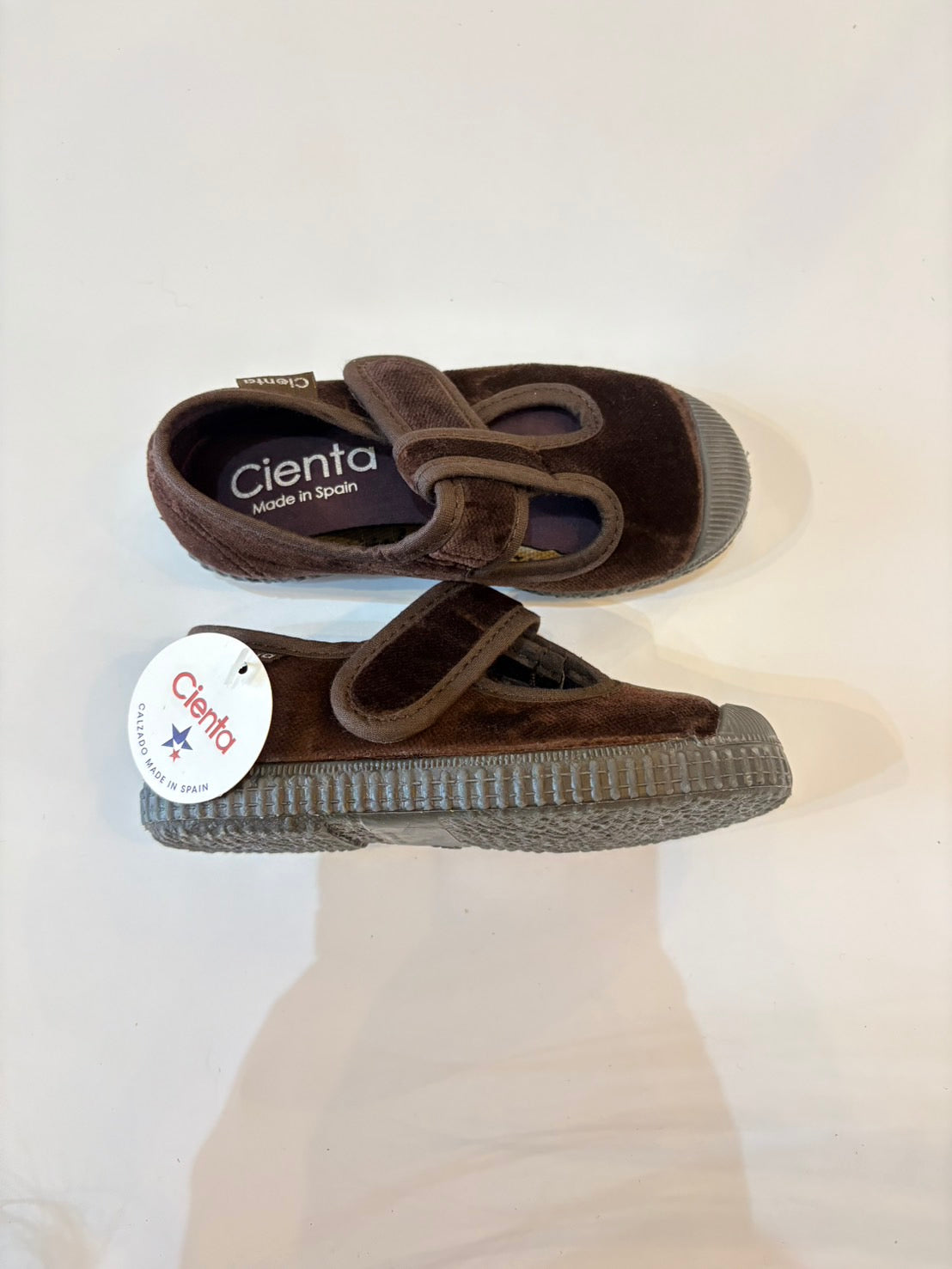 【cienta】Tストラップ/velour Brown(977-075)