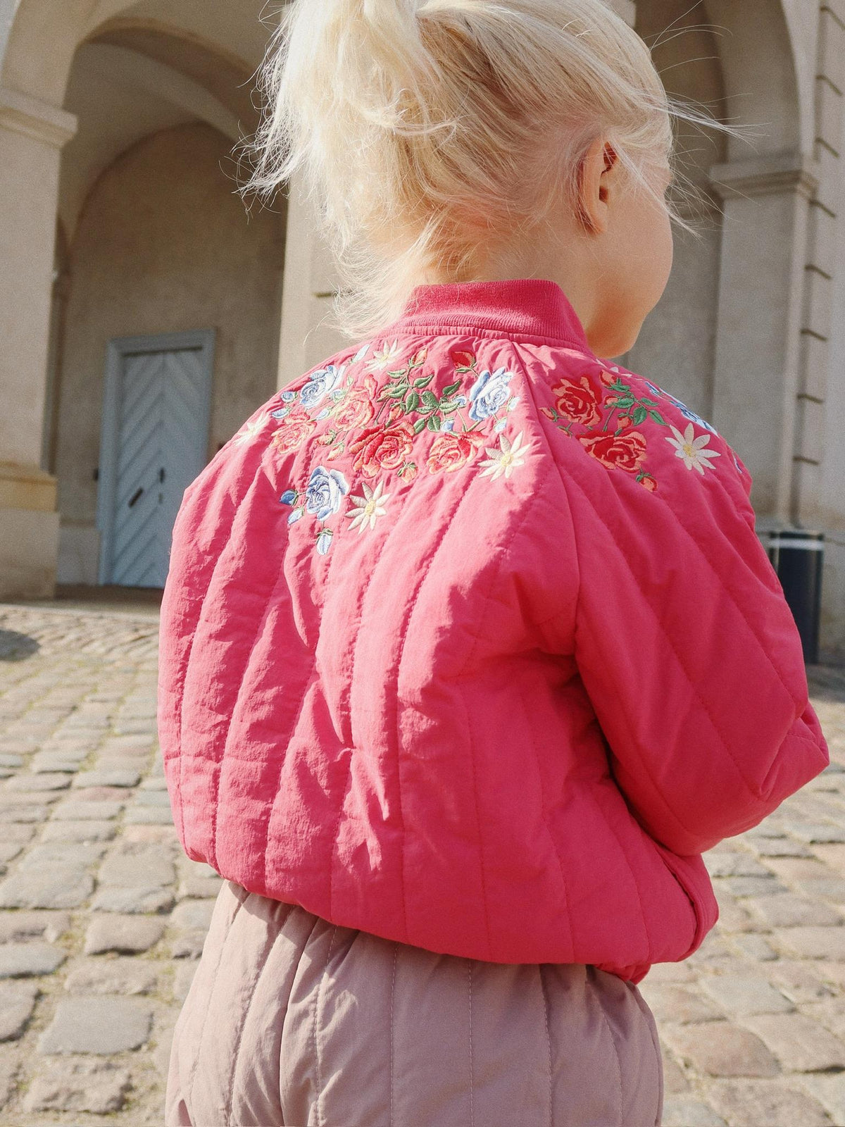 着用後ろ姿：刺繍が映えるバックスタイル